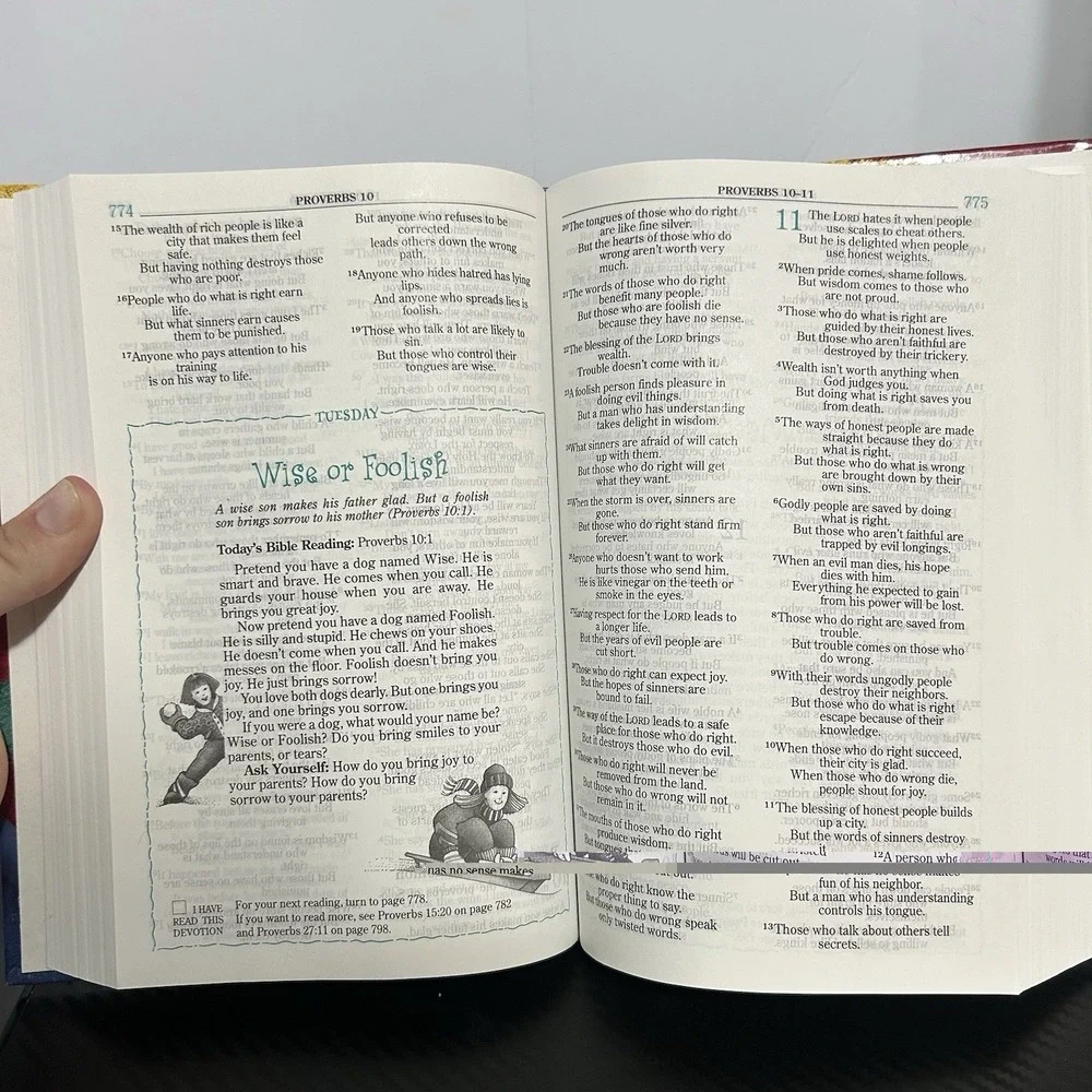 NIrV‎ Kids' Devotional Bible New International Reader's Version